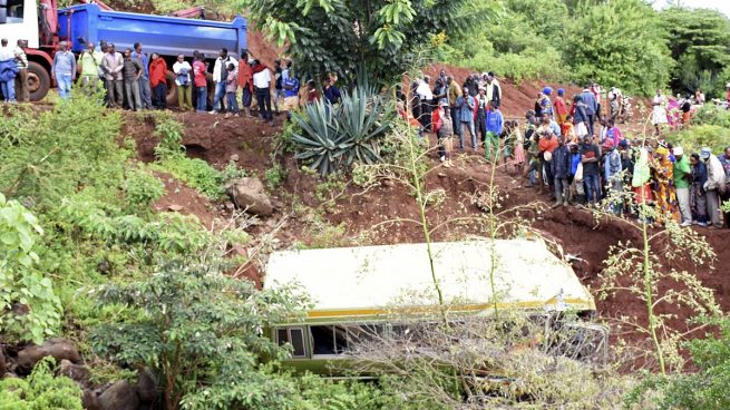 Mueren 35 personas, casi todos escolares, al caer su autobús por un terraplén en Tanzania