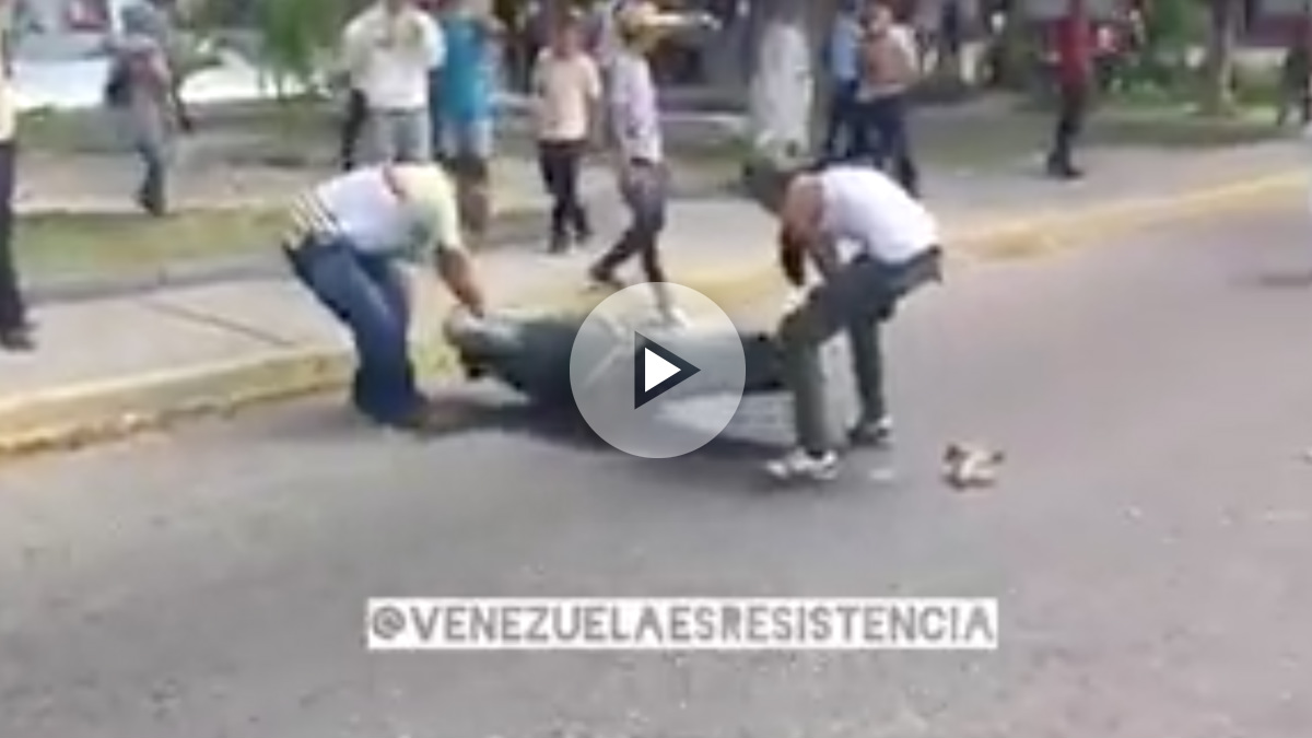 Dos manifestantes destruyen una estatua del ex líder venezolano Hugo Chávez en Venezuela. Foto: twitter
