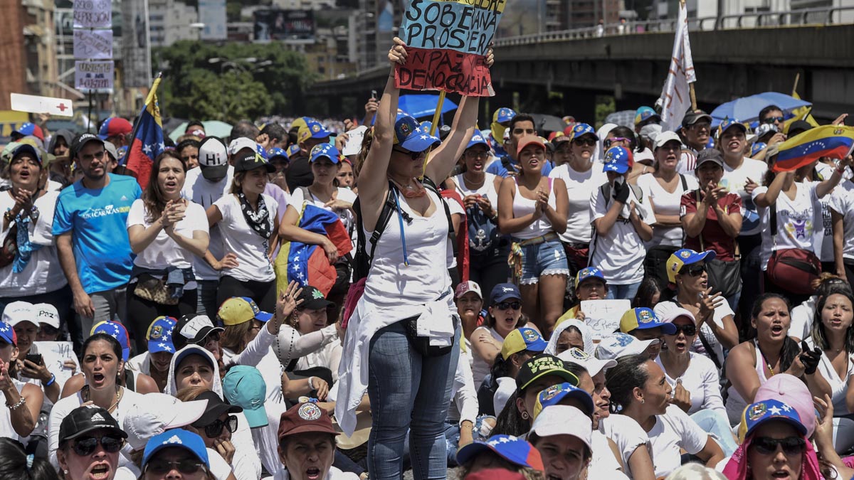 Miles de mujeres marchan contra Maduro en Venezuela (Foto: AFP)