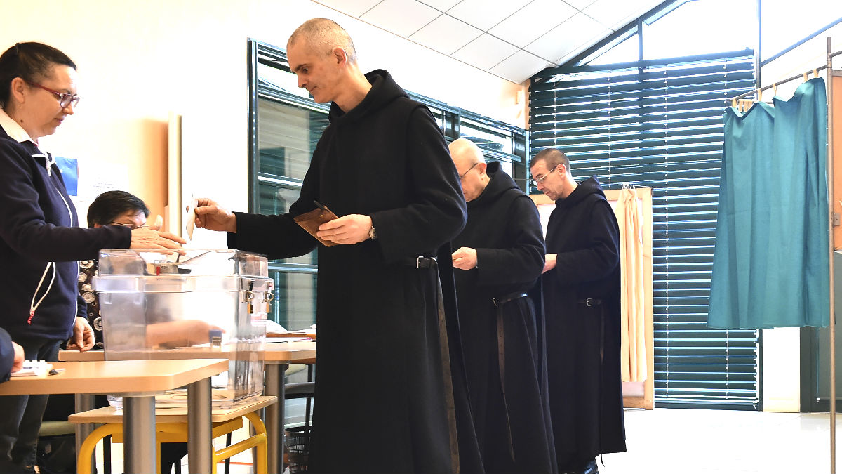 Monjes votando este domingo en Francia (Foto: AFP).