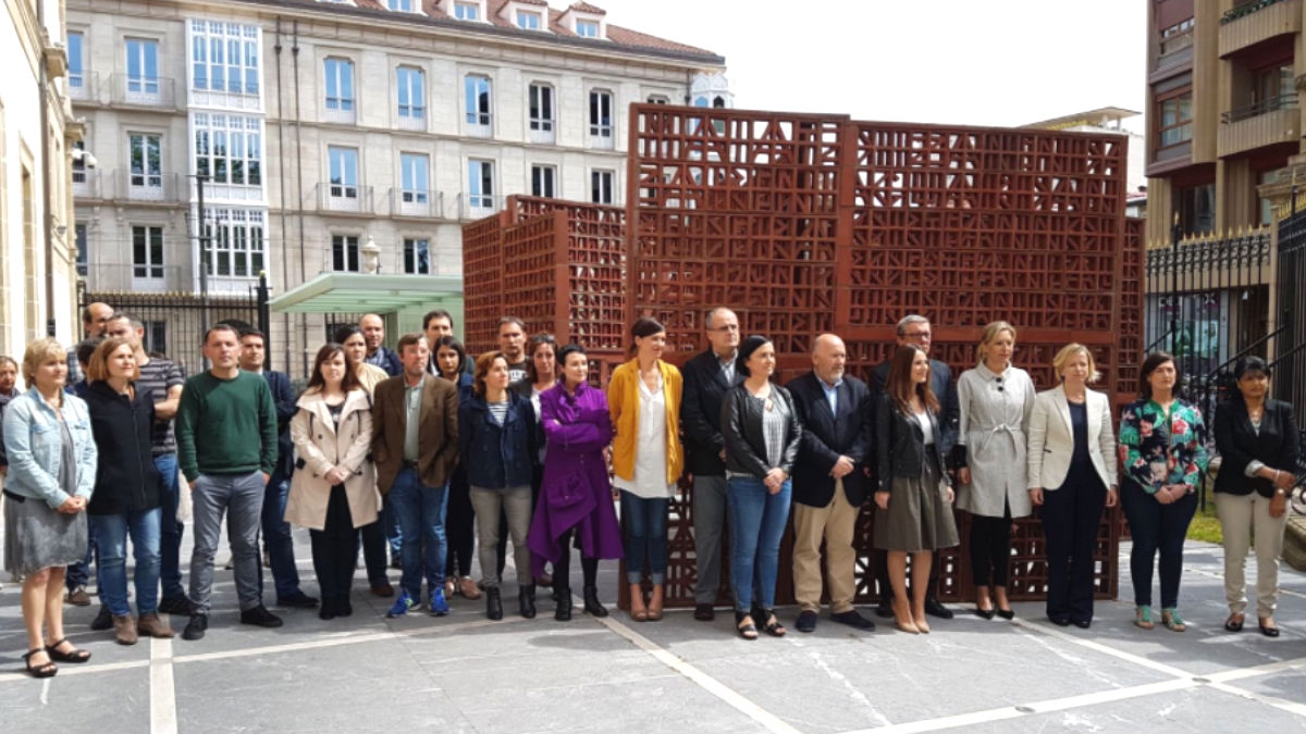 Representantes del PNV, EH Bildu y Elkarrekin Podemos se han concentrado este lunes frente al Parlamento Vasco, en Vitoria, para expresar su «apoyo y solidaridad» a la presidenta del Parlamento de Cataluña, Carme Forcadell (Foto: Twitter)