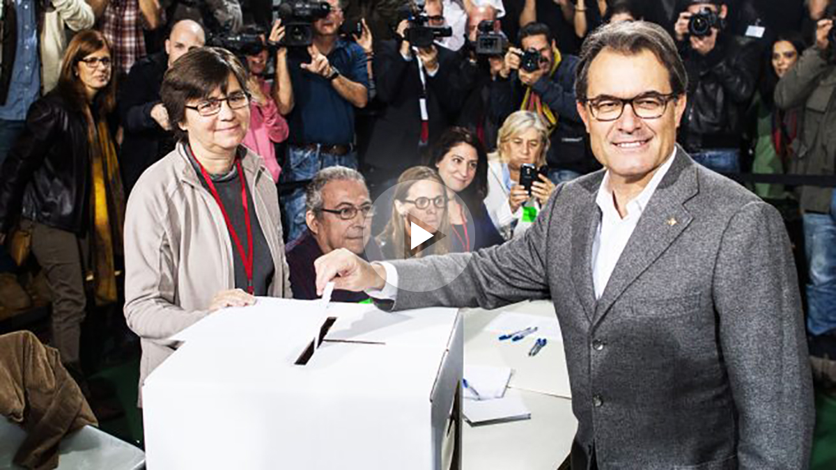 Artur Mas vota en una urna de cartón en el referéndum ilegal del 9N. (Foto: AFP)