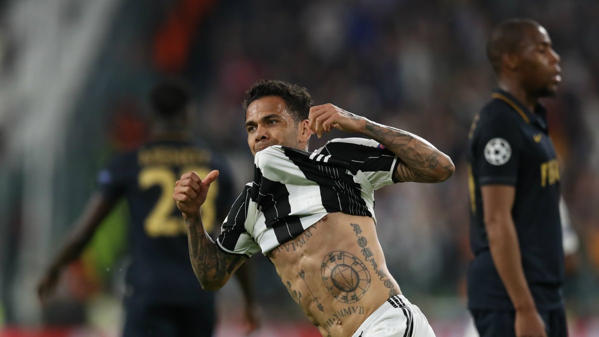 Dani Alves celebra su gol al Monaco. (AFP)