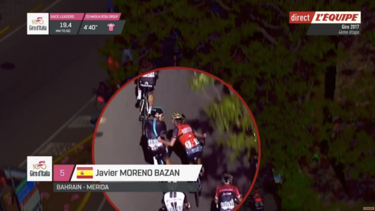 Captura de pantalla de la retransmisión de la etapa del Giro, en el momento de la agresión de Javier Moreno.