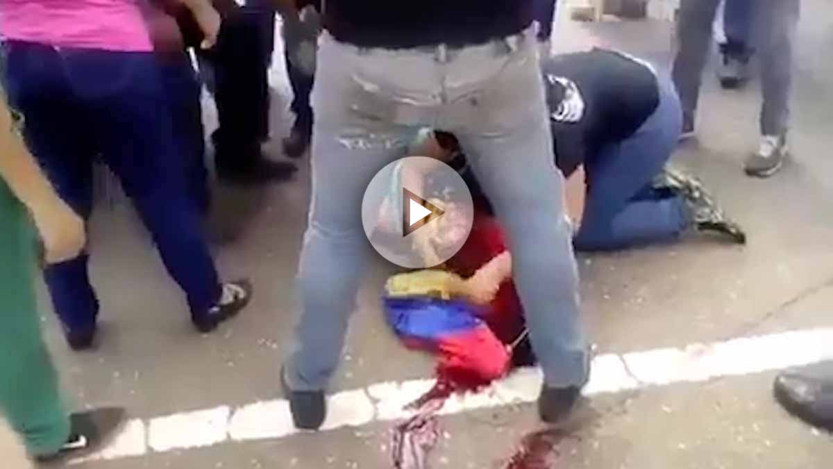 Oriana Wadsquier, herida sobre un charco de sangre en una marcha anti Maduro.