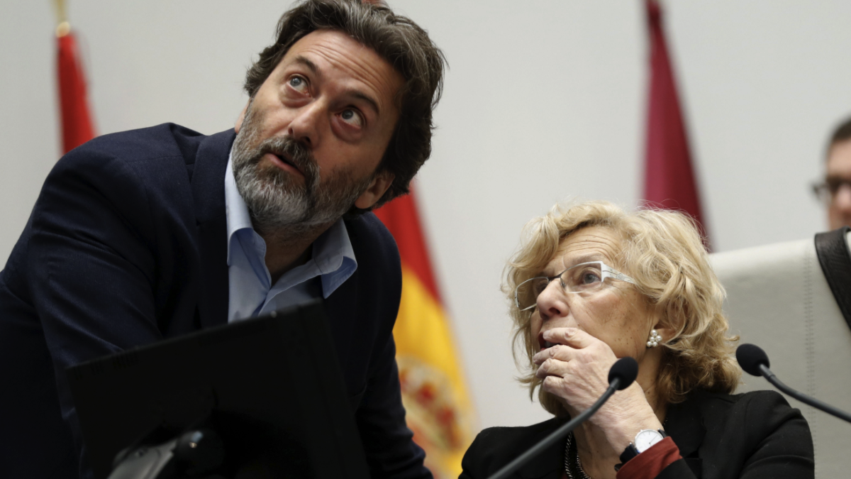 Mauricio Valiente y Manuela Carmena en un Pleno municipal. (Foto: EFE)