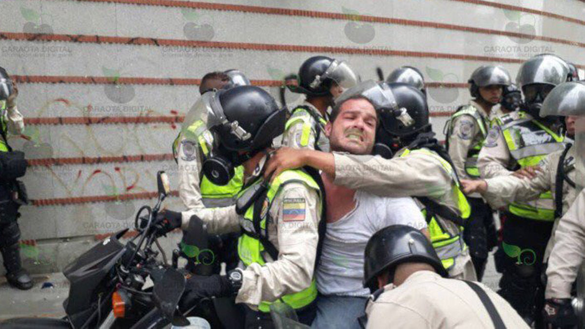 Sergio Contreras detenido por la PNB. Foto: CARAOTA DIGITAL