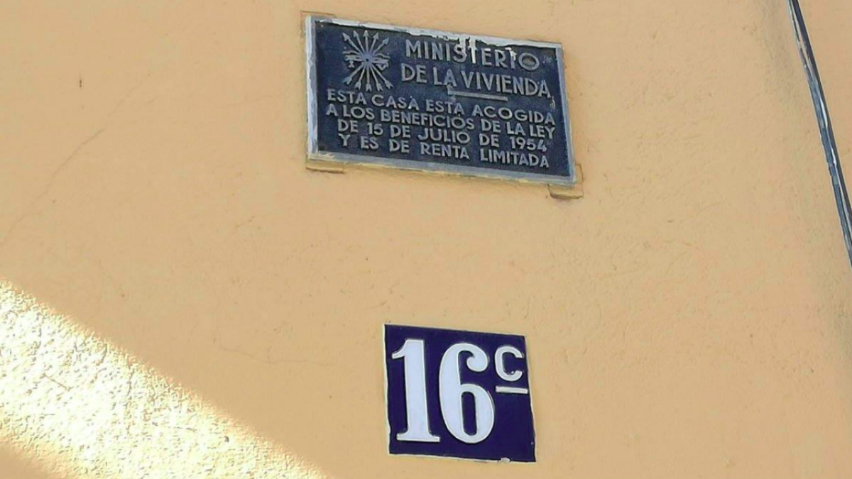 Una placa franquista en un edificio de Tarragona