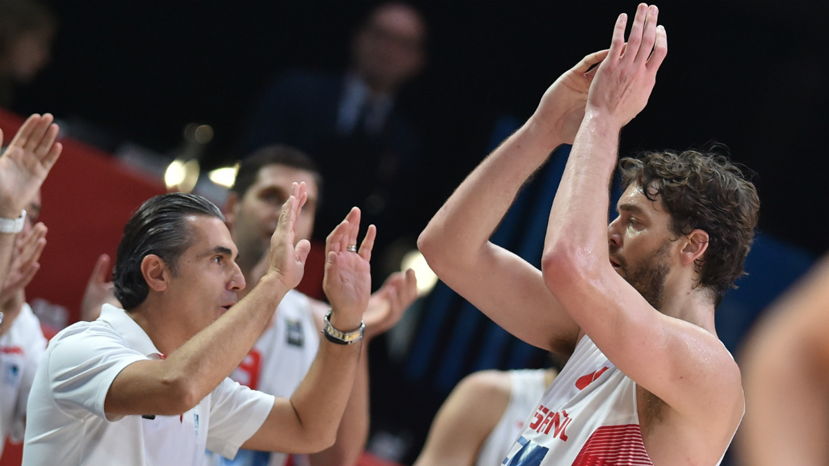Sergio Scariolo celebra con Pau Gasol el éxito en el EuroBasket 2015. (AFP)