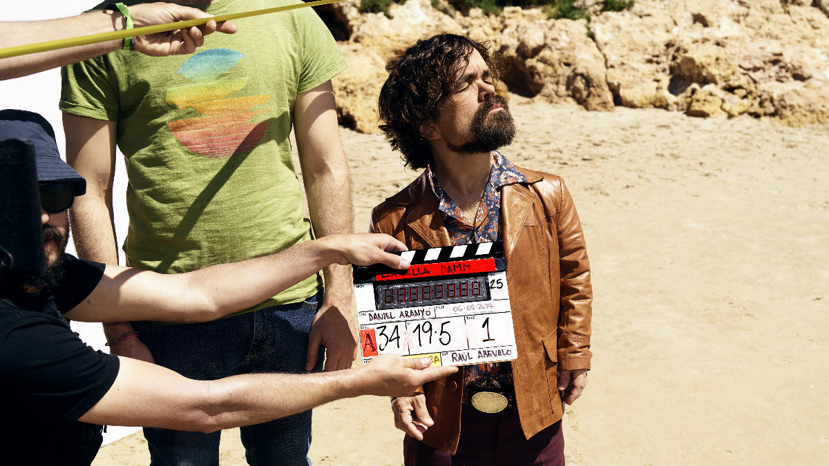 El actor Peter Dinklage, Tyrion de ‘Juego de Tronos’, rodando el nuevo cortometraje de Estrella Damm bajo la dirección de Raúl Arévalo.