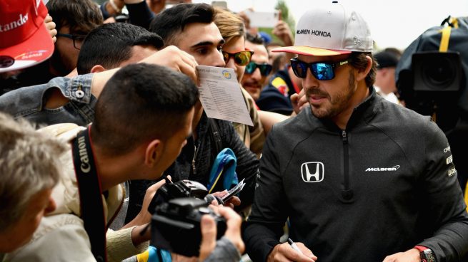 Fernando Alonso firmando autógrafos (Getty)