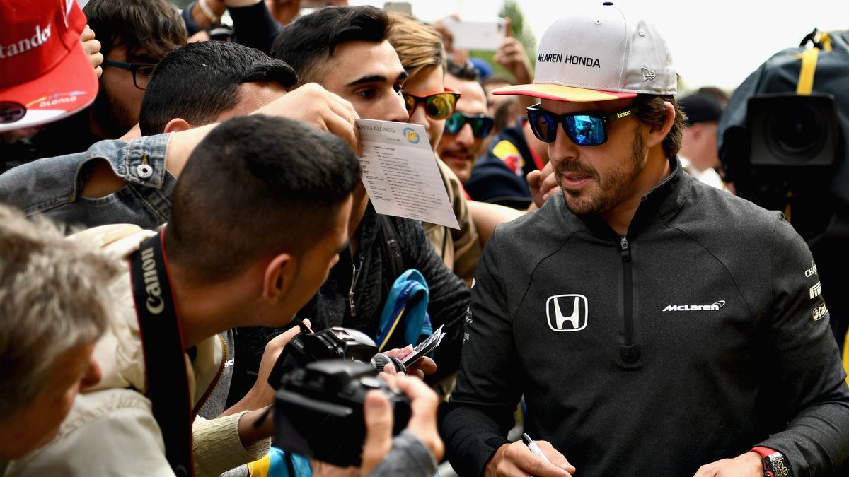 Fernando Alonso firmando autógrafos (Getty)