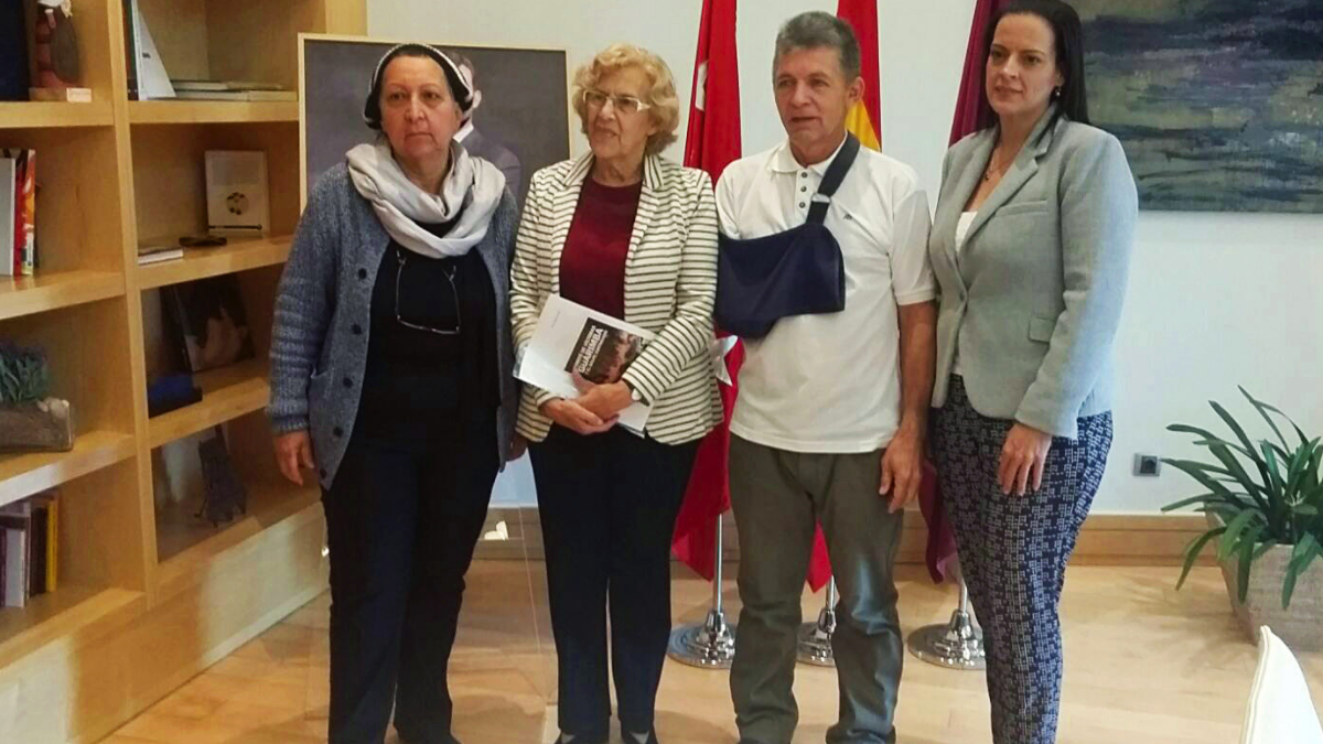 La alcaldesa de Madrid, Manuela Carmena, con miembros de una asociación chavista. (Foto: Madrid)