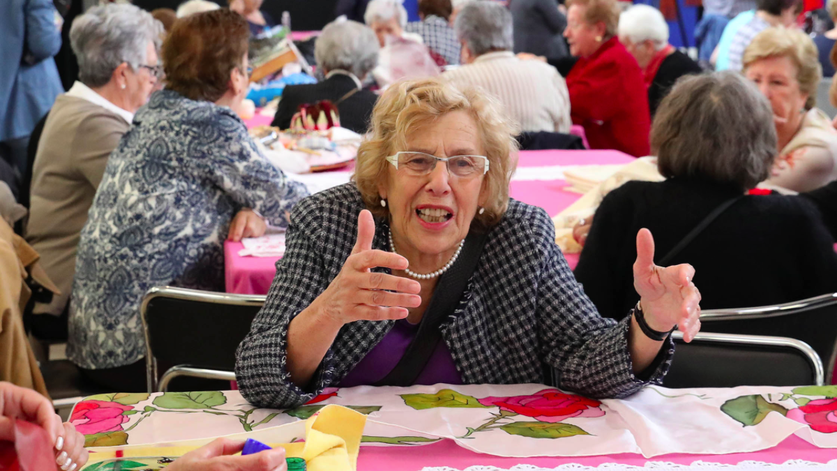 La alcaldesa Carmena visitando a personas mayores en un taller de costura. (Foto: Madrid)