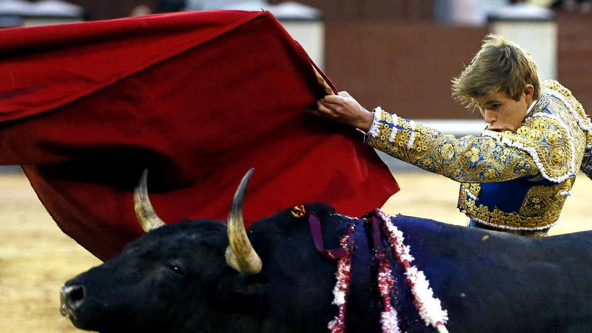 Javier Jiménez en una de sus faenas (Foto: Efe).