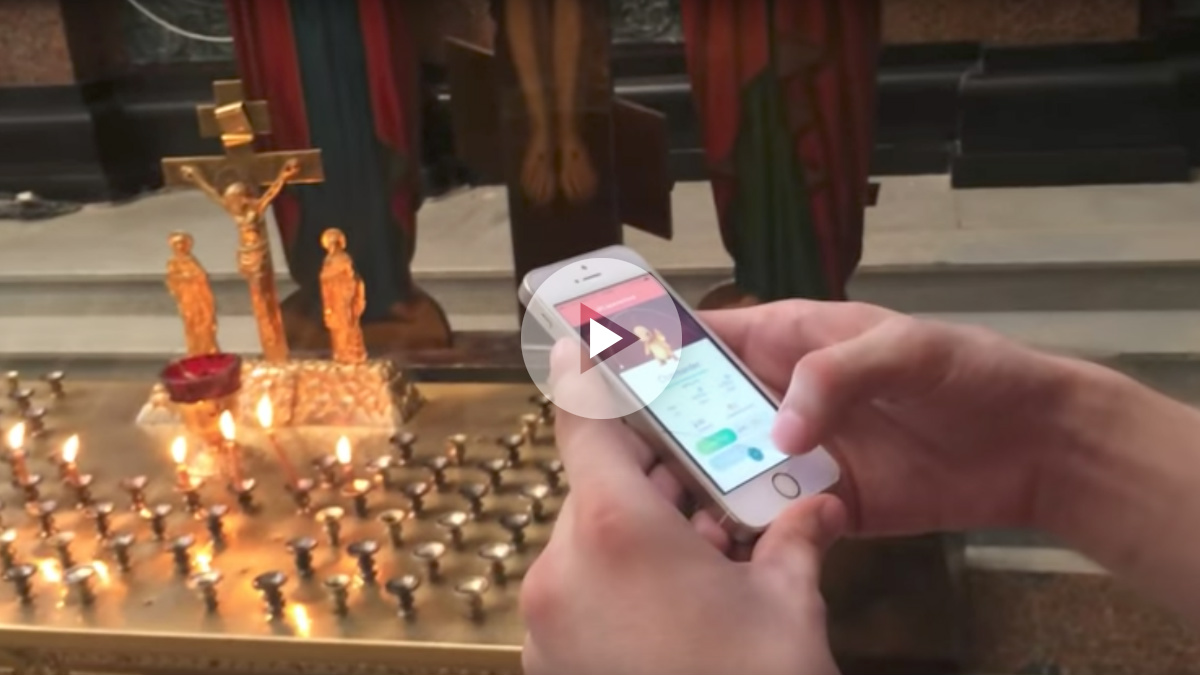 Una captura del video en el que el bloguero ruso juega a Pokémon Go en una iglesia ortodoxa rusa.