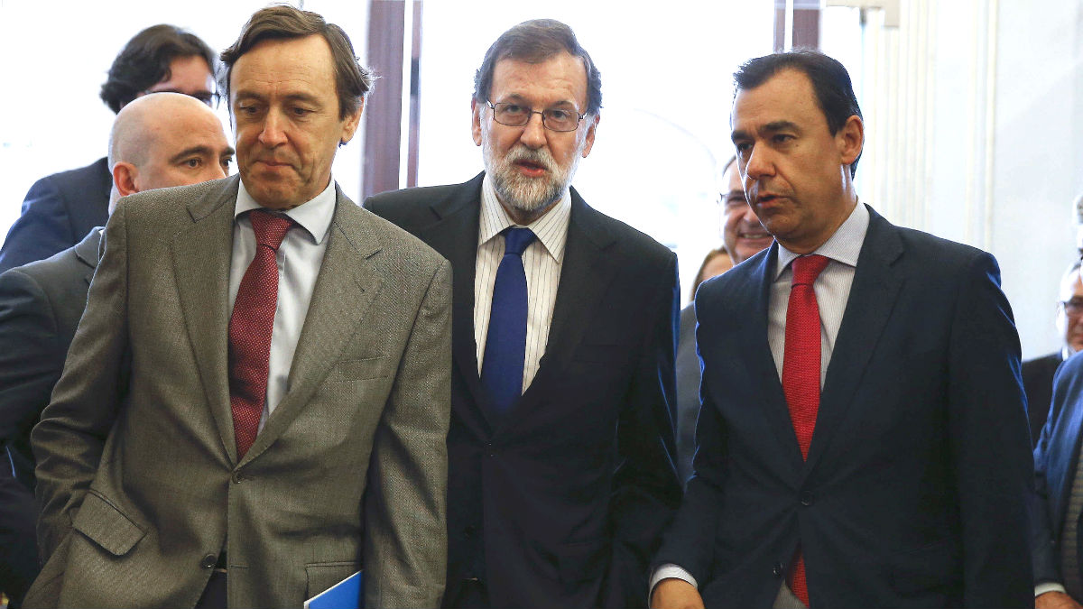 El presidente del Gobierno, Mariano Rajoy, junto al portavoz del Grupo Popular, Rafael Hernando, y el diputado Fernando Martínez-Maillo (Foto: Efe)
