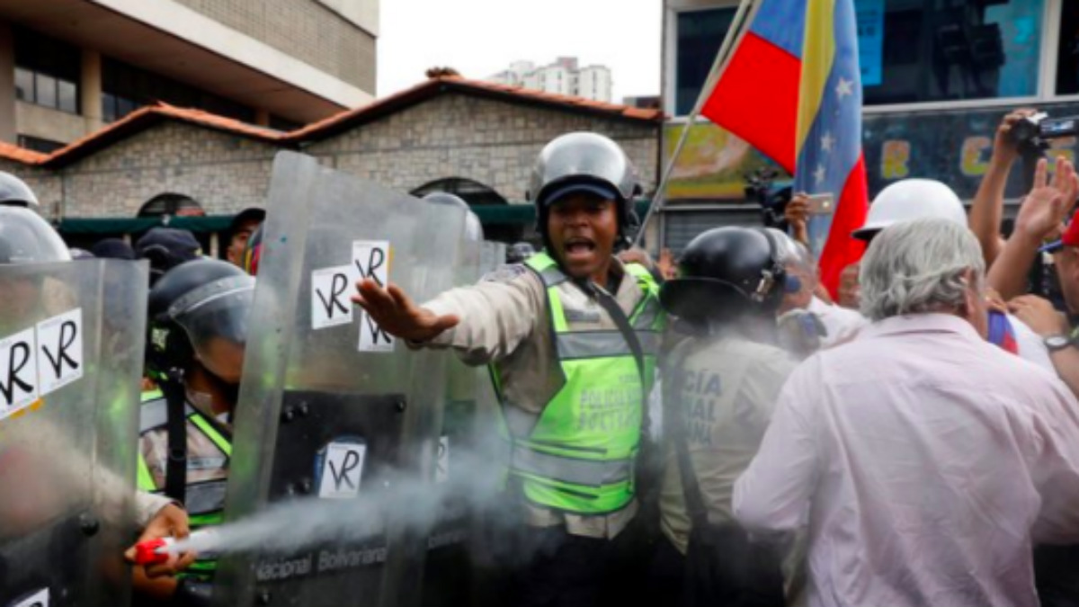 Momento en que la la policía de Maduro rocía con gas pimienta a los abuelos de Venezuela (Foto:Twitter)