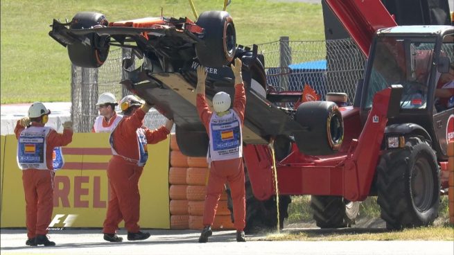 El MCL32 de Alonso soltando líquidos por la zona del motor Honda (@F1)