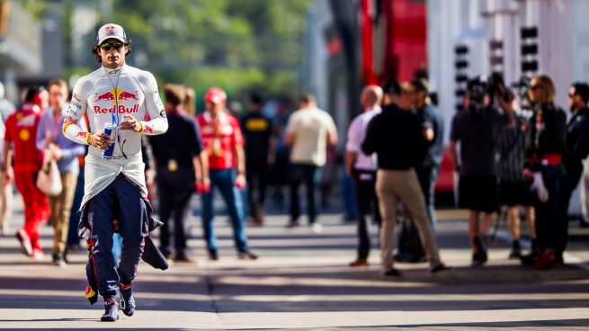 Carlos Sainz caminando por el paddock (Getty)