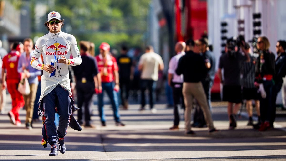 Carlos Sainz caminando por el paddock (Getty)