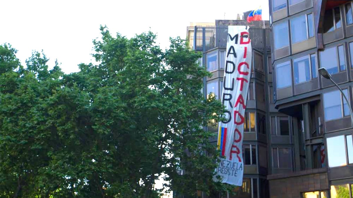 Una pancarta anti Maduro cuelga del edificio del consulado de Venezuela en Barcelona. (OKD)