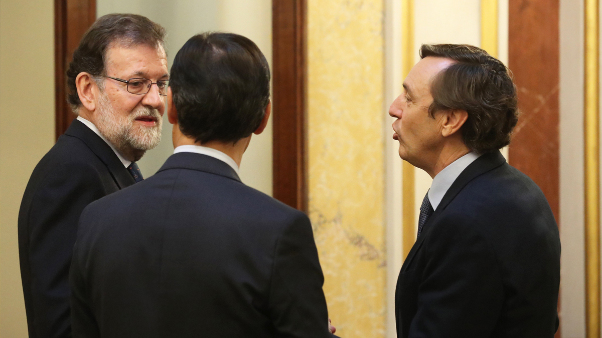 Mariano Rajoy conversa con Fernando Martínez-Maíllo y Rafael Hernando. (Foto: EFE)