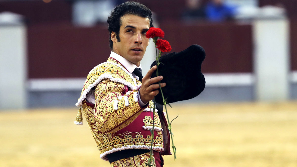 Morenito de Aranda saluda tras cortar la oreja (Foto; Efe).