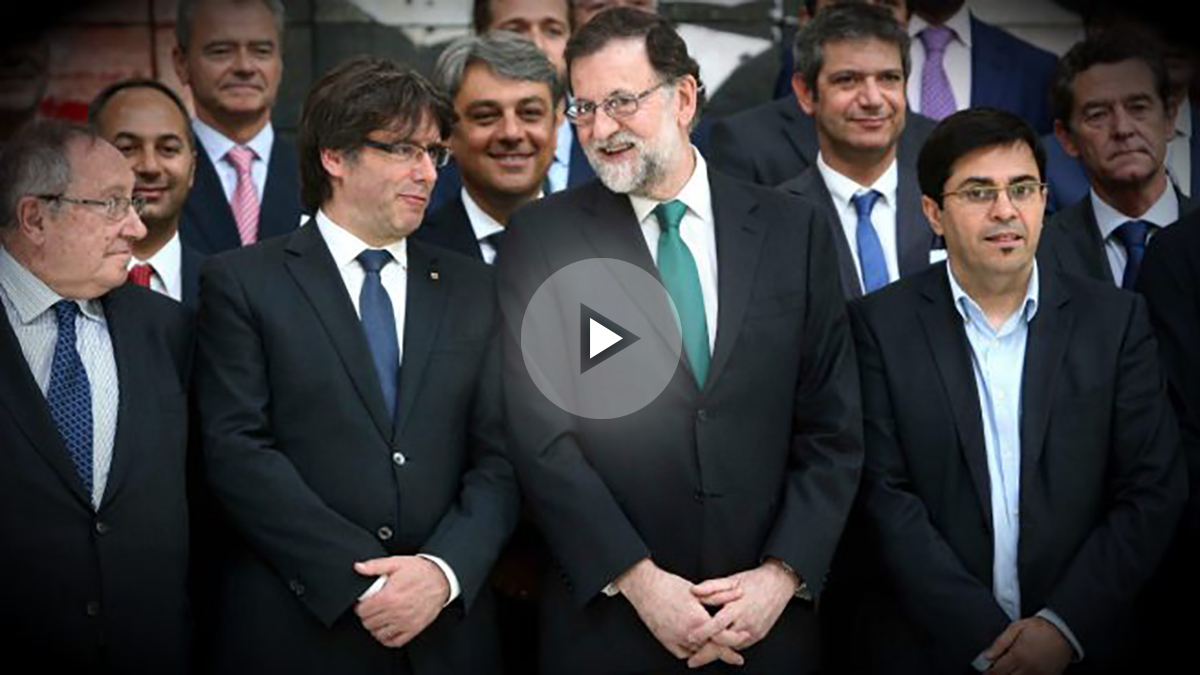 Mariano Rajoy y Carles Puigdemont, en Barcelona, antes de un almuerzo con directivos del sector del automóvil. (EFE)