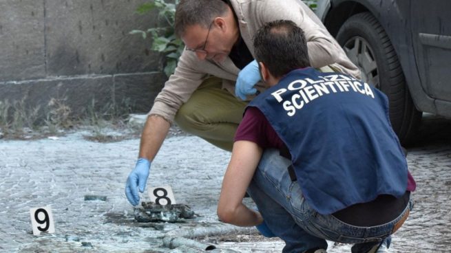 Miembros de la Policía científica de Roma recoge pruebas en el lugar de las explosiones. Foto: Twitter