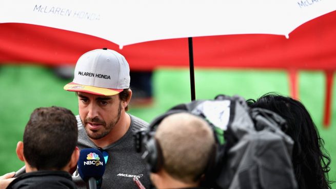 Fernando Alonso atendiendo a la prensa (Getty)