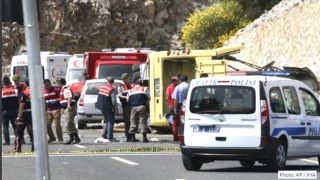 Policía y personal de emergencias en el lugar del accidente.
