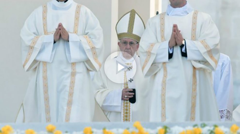 El Papa Francisco I durante la ceremonia de canonización de los pastorcitos Francisco y Jacinta en el santuario de Nuestra Señora de Fátima. Foto: AFP