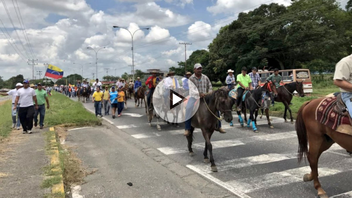 La oposición venezolana marcha a caballo contra la dictadura de Maduro.