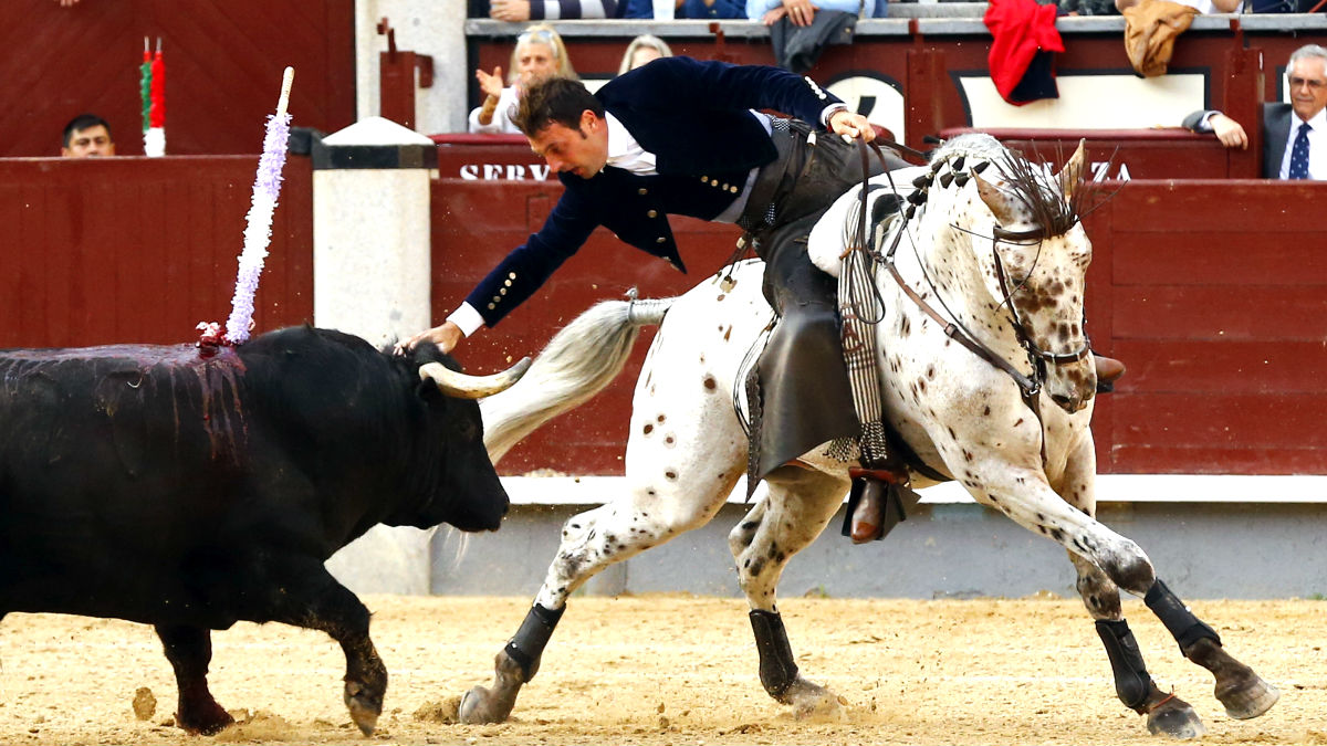 Andy Cartagena en la lidia de su primer toro (Foto: Efe).