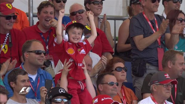 Niño de Ferrari salta de alegría tras el adelantamiento de Vettel a Bottas 