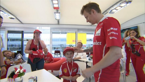 Kimi Raikkonen con el niño de Ferrari 