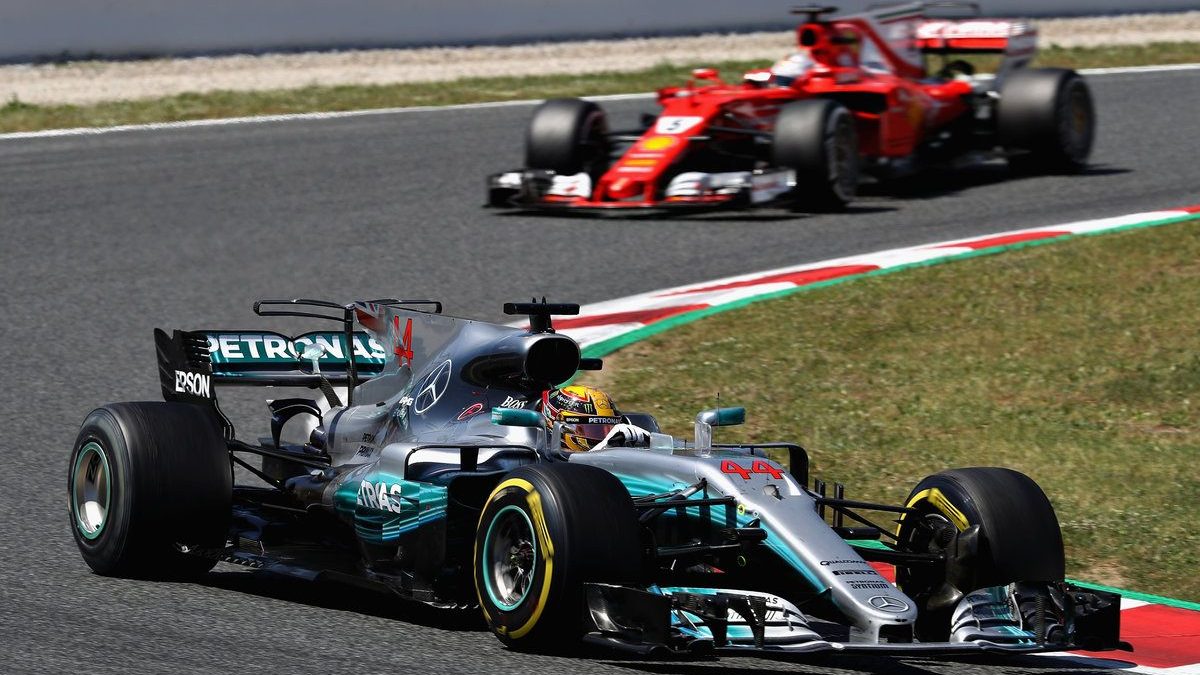 Lewis Hamilton por delante de Sebastian Vettel (Getty)