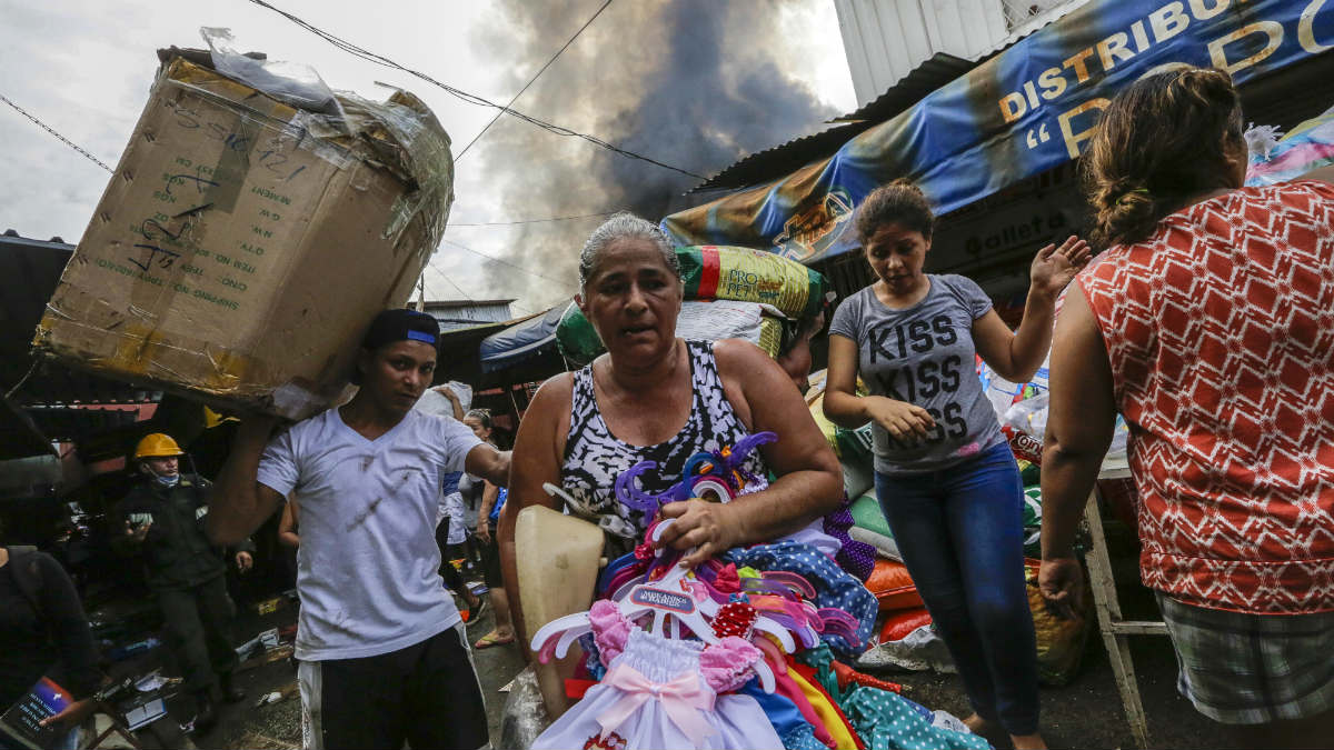 Incendio en el mayor mercado de Nicaragua. (AFP)