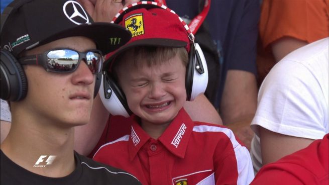 Niño de Ferrari llorando tras el abandono de Kimi Raikkonen