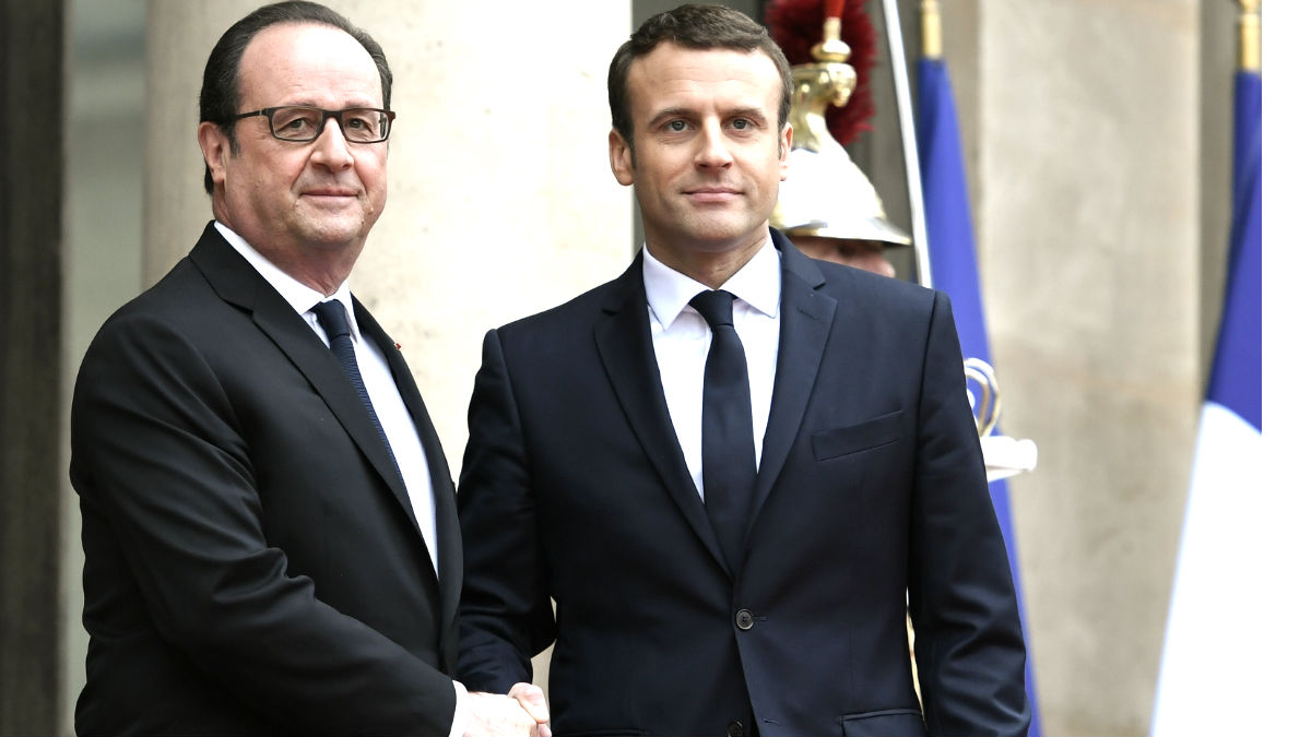 Hollande y Macron se saludan en el Elíseo (Foto: AFP).