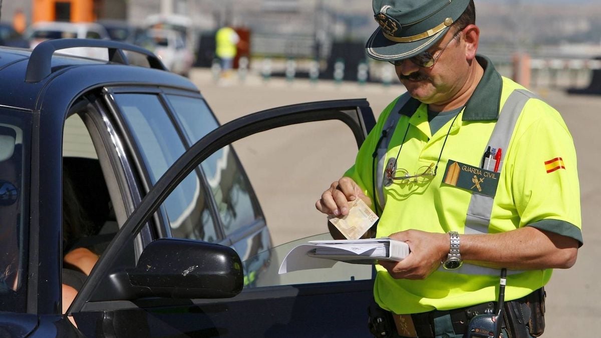 Un agente de la Guardia Civil multa a un conductor. (Foto: EFE)