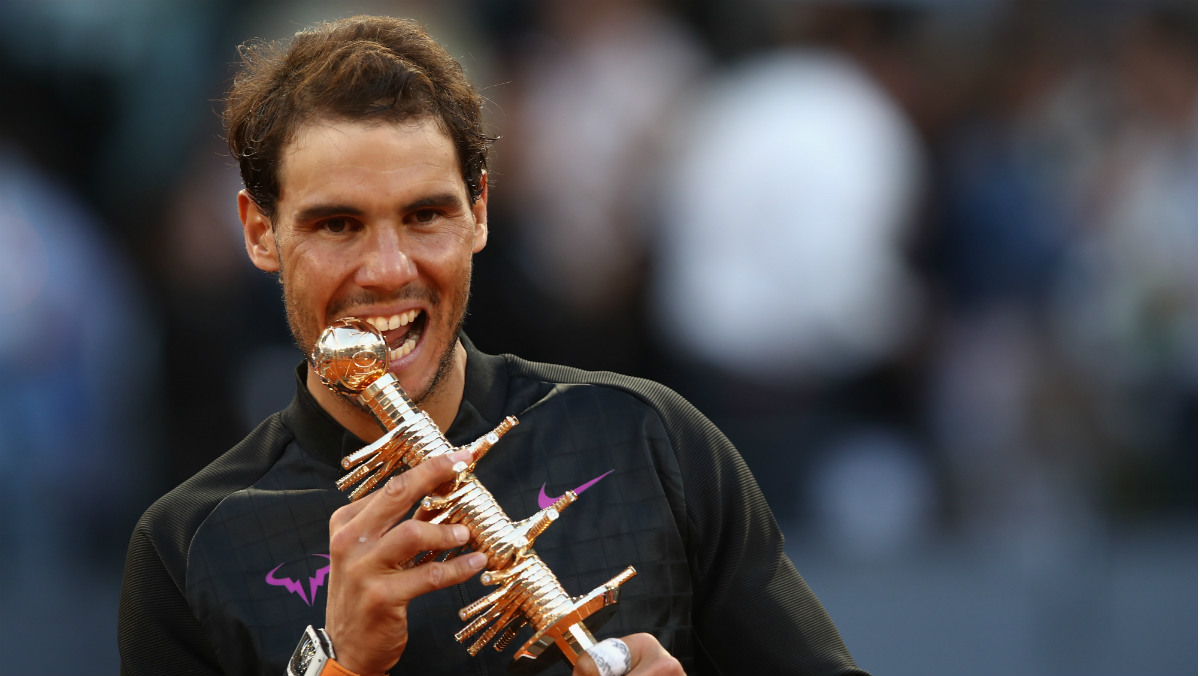 Rafa Nadal muerde el título que le acredita como campeón del Mutua Madrid Open. (Getty)