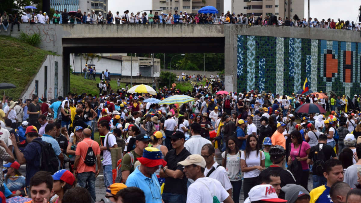 La autopista Francisco Fajardo, en Caracas, bloqueada pacíficamente por los manifestantes anti Maduro.