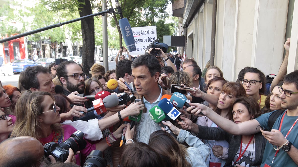 Pedro Sánchez atiende a los medios en Ferraz. Autor: Paco Toledo
