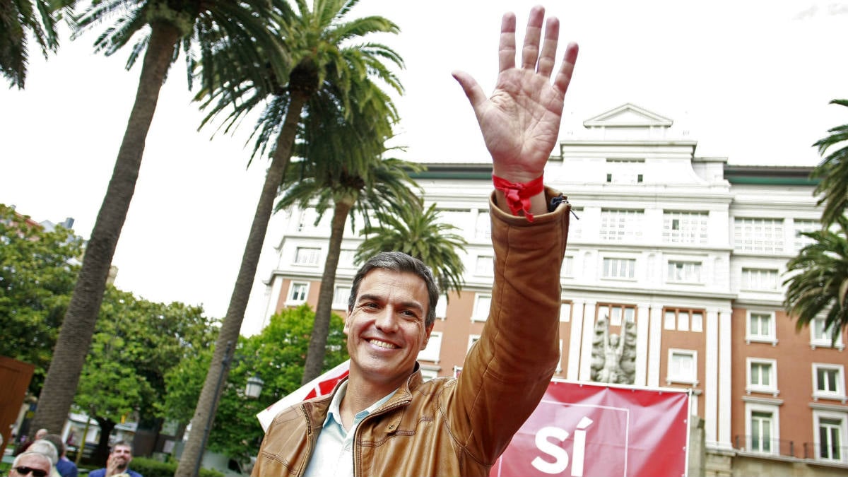 Pedro Sánchez saluda a los simpatizantes. (EFE)