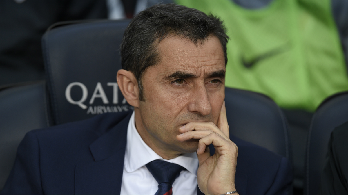 Ernesto Valverde, sentado sobre el banquillo del Camp Nou en un partido reciente. (AFP)