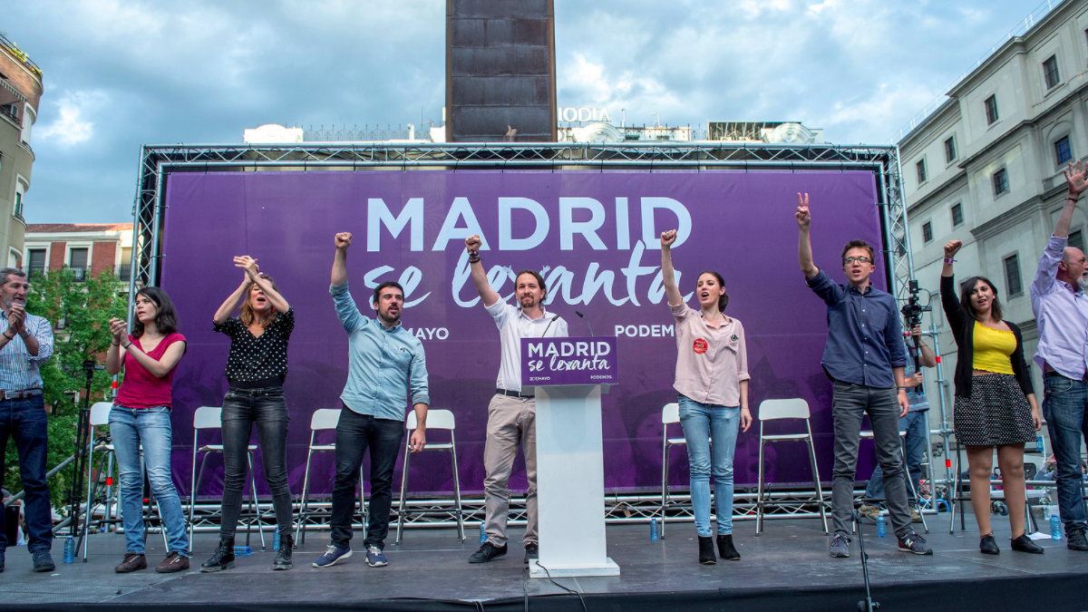 Ramón Espinar, Pablo Iglesias e Irene Montero en el centro de la imagen junto a compañeros de Podemos. (Foto: Flickr)