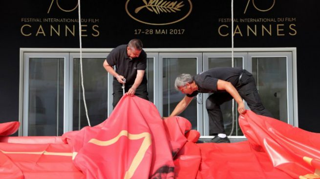 Dos operarios ultiman los preparativos de la 70ª edición del festival de cine de Cannes. Foto: AFP