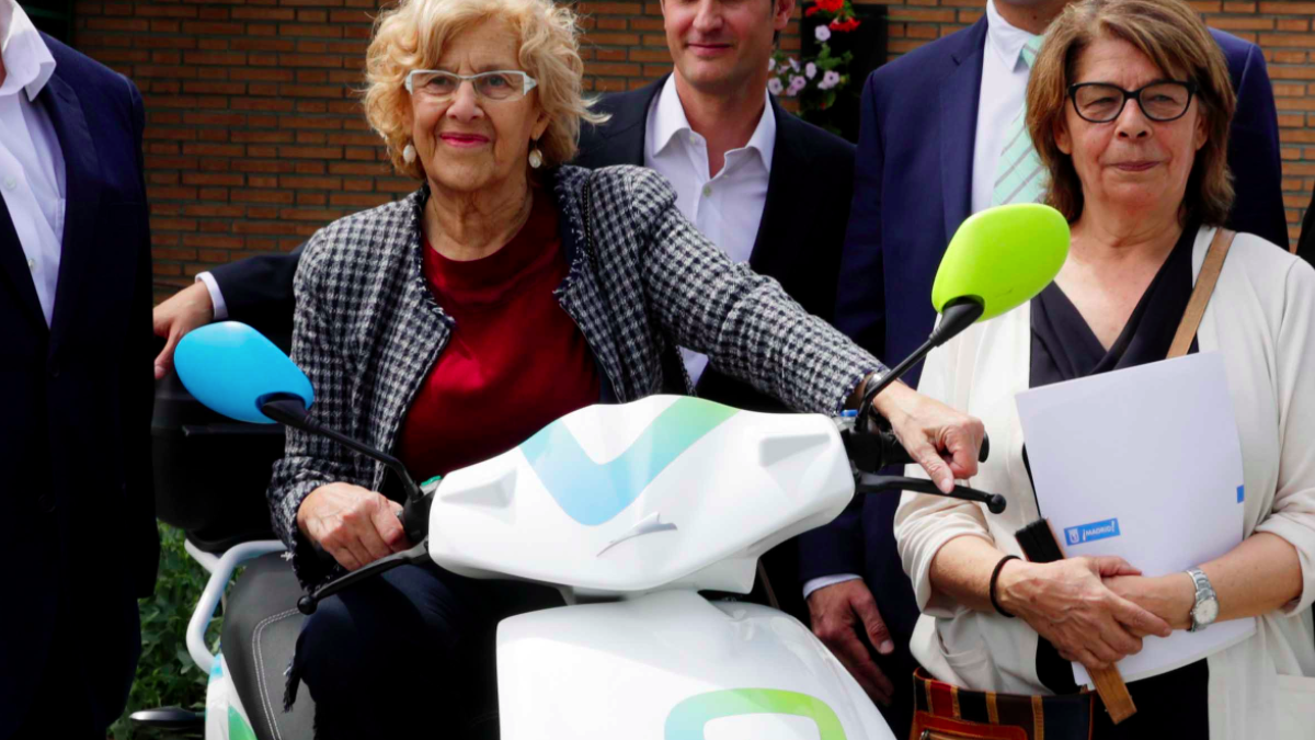 La alcaldesa Manuela Carmena presentando este miércoles un nuevo servicio de alquiler de motos. (Foto: Madrid)